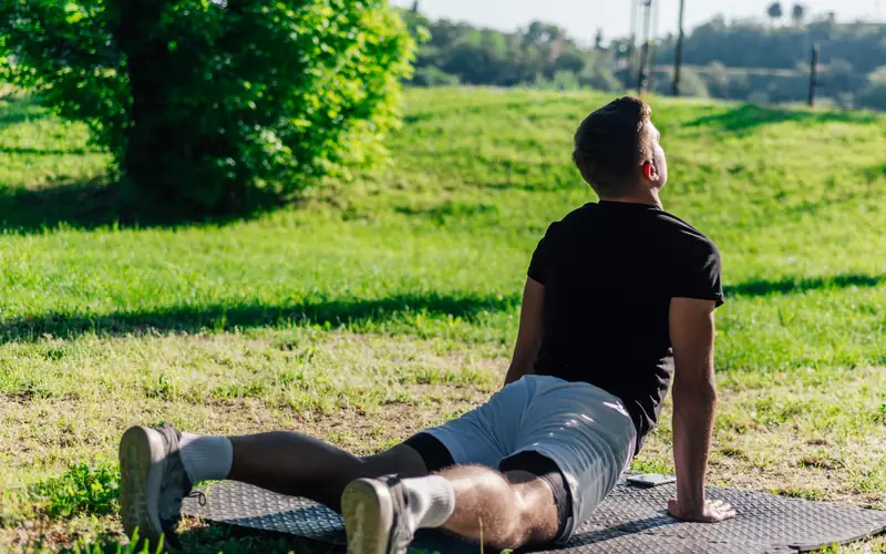 Een man die buiten sport in een groen park